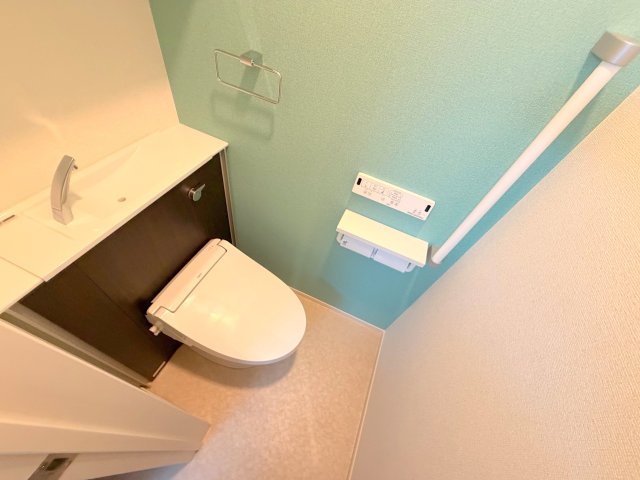 トイレ　綺麗なトイレにはウォシュレット標準装備です。