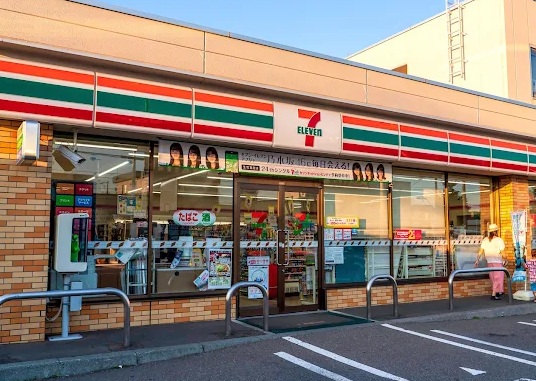 コンビニ　セブンイレブン札幌北郷3条8丁目店（コンビニ）まで384m