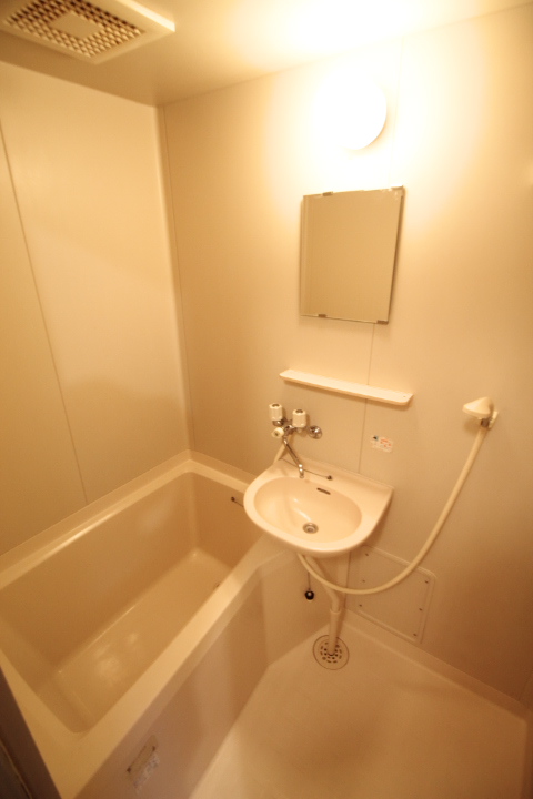 バス・シャワールーム　※別部屋の参考写真です　当部屋はバストイレ一緒です