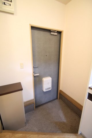 玄関　※別部屋の参考写真です