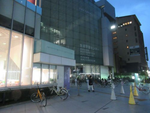 図書館　中央図書館（図書館）まで589m