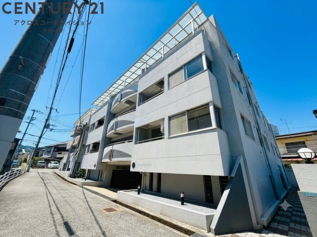 建物外観　オートロックで外部の人間が簡単に出入りできないため安心です。