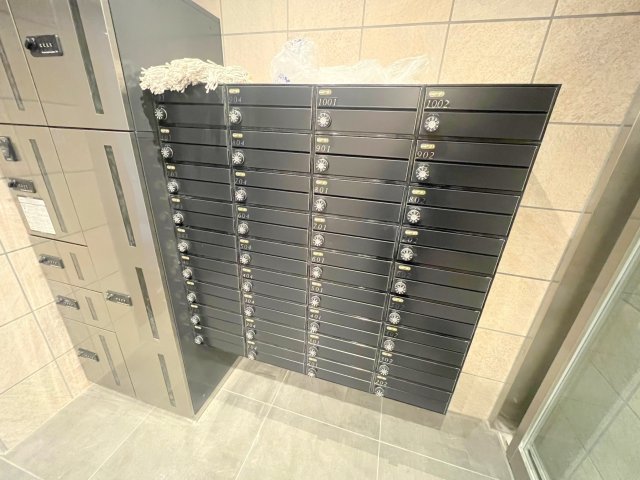 ロビー　ロビーにある各部屋毎のメールボックス。