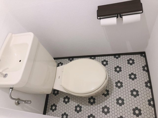 トイレ　レトロモザイク柄のトイレです