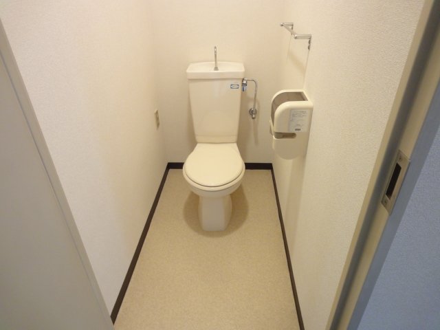 トイレ　同物件別号室の写真