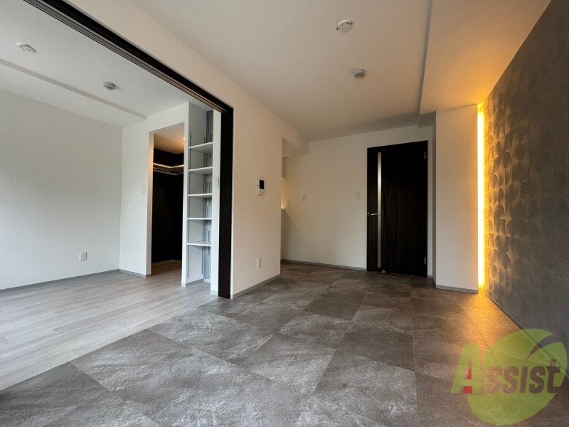 居室・リビング　木目のフローリングは落ち着きのある印象のお部屋になりますね。