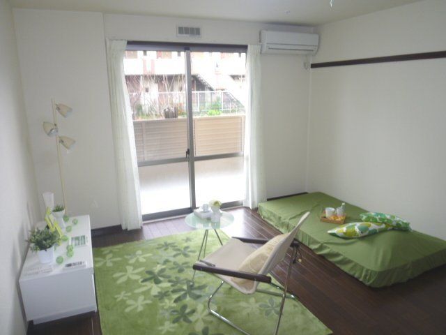 その他設備　明るい洋室です。エアコン付きです。