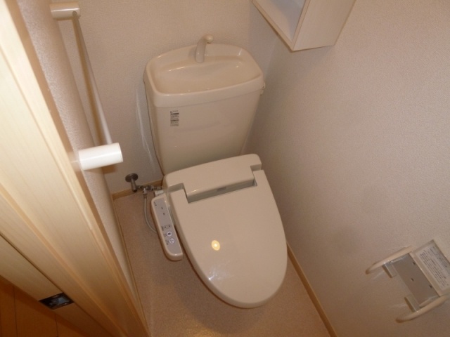 トイレ　温水洗浄便座付きのトイレです♪