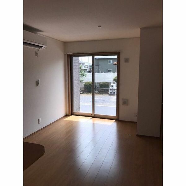 居室・リビング　※同建物、別号室の写真です。