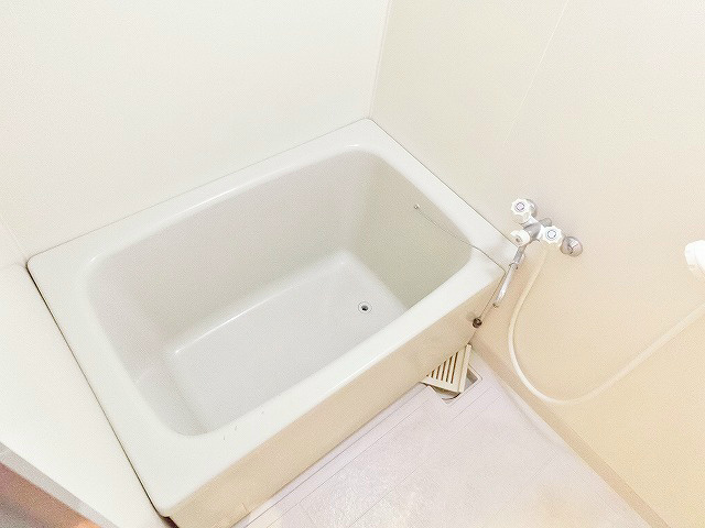 バス・シャワールーム　シンプルな浴室