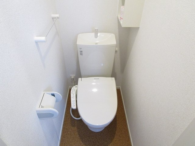 トイレ　落ち着いた色調のトイレです