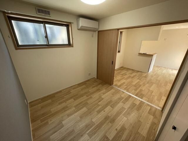 その他部屋・スペース　落ち着いた色調の寝室です