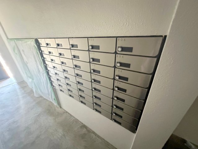 ロビー　ロビーにある各部屋毎のメールボックス。