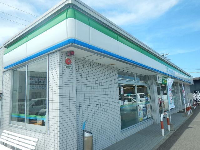 コンビニ　ファミリーマート（コンビニ）まで1300m