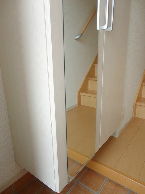 玄関　※写真は201号室のお部屋です。
