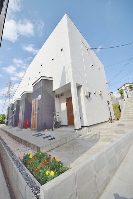 建物外観　白を基調としたお洒落な外観です