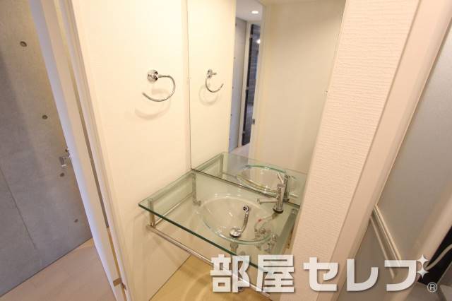 洗面設備　オシャレな独立洗面台です。