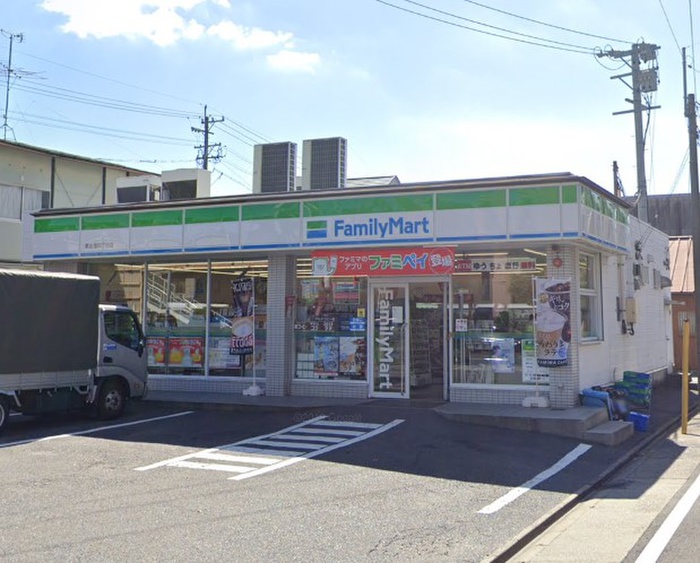 コンビニ　ファミリーマート黄金四丁目店（コンビニ）まで550m