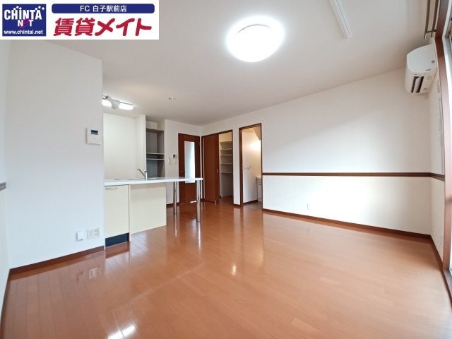 居室・リビング　同物件別部屋写真