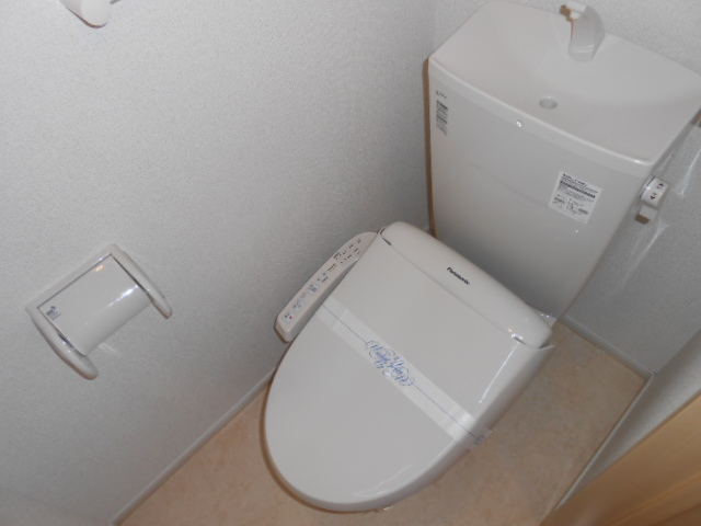 トイレ　温水洗浄便座完備・小物収納棚有り