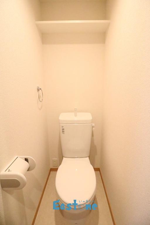 トイレ　清潔感のある便利な棚付きのお手洗いです！