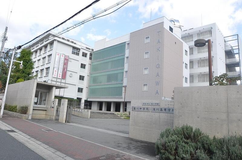 中学校　滝川中・高等学校（中学校）まで322m