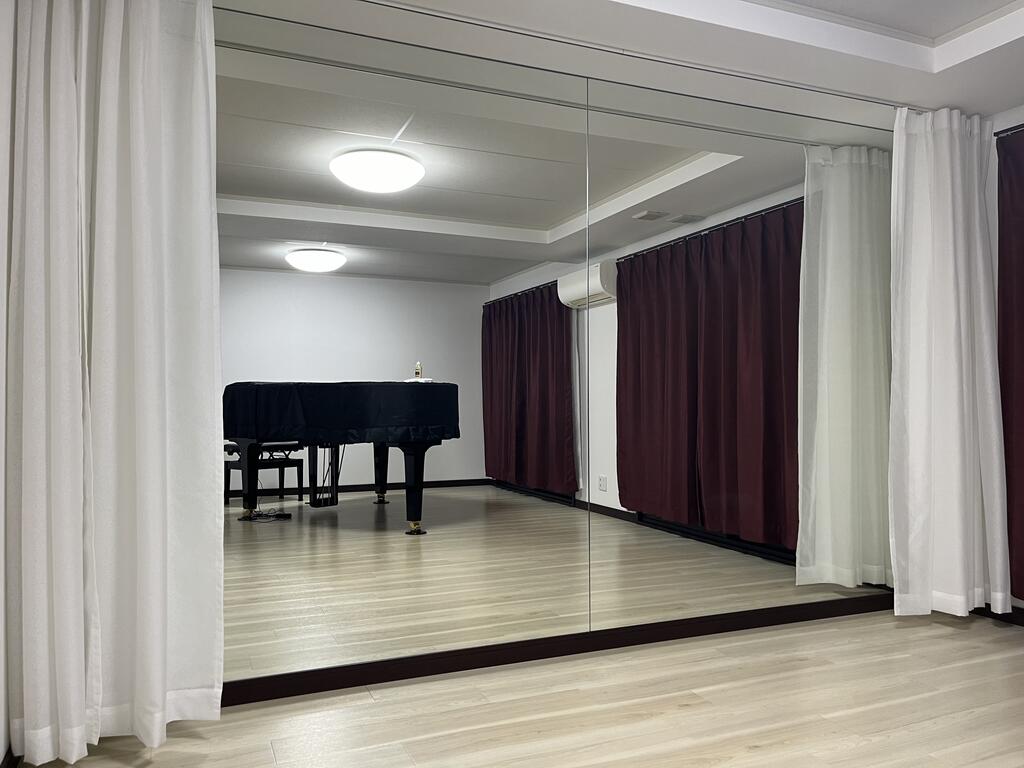 居室・リビング　防音室のお部屋で大型ミラー付