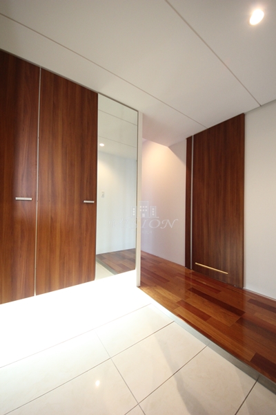玄関　写真は別タイプのお部屋です。
