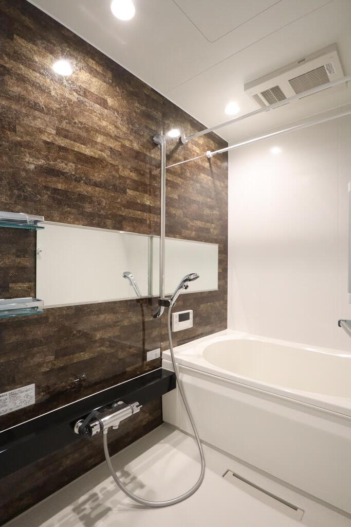 バス・シャワールーム　浴室乾燥暖房機完備しています♪