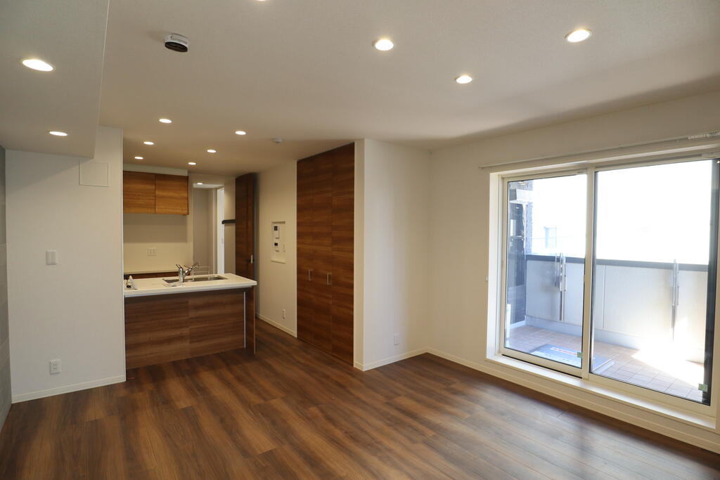 居室・リビング　リビングはお洒落なエコカラット完備、ダウンライト完備！