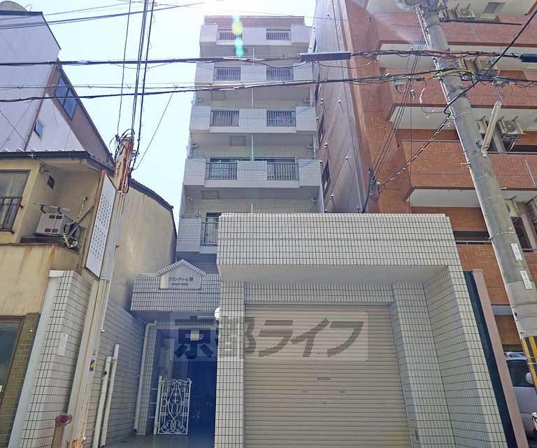 京都市中京区三文字町のマンションの建物外観