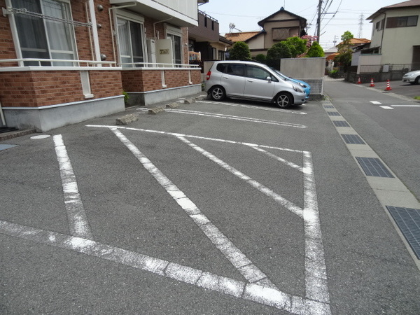 【ノイ・アインズ　Ａ棟の駐車場】