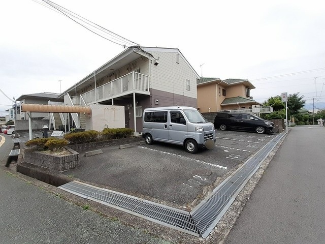 【北葛城郡上牧町桜ケ丘のアパートの駐車場】