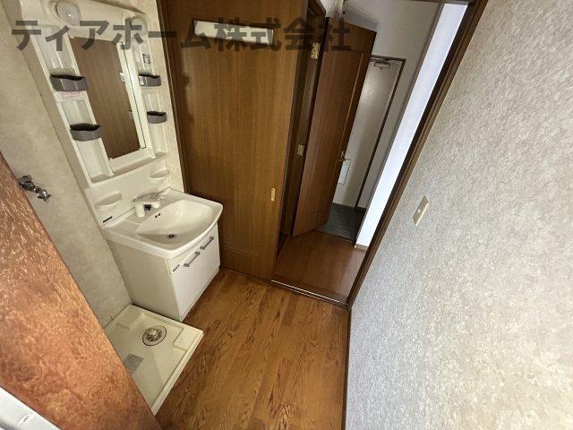 洗面設備　明るい洗面所です