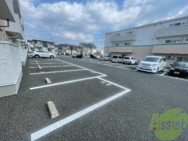 【メリディアンなないろの里弐番館の駐車場】