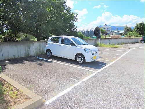 居室・リビング　カーテンやテーブル、テレビも備え付けです