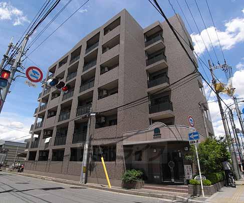 【京都市南区上鳥羽南島田町のマンションの建物外観】