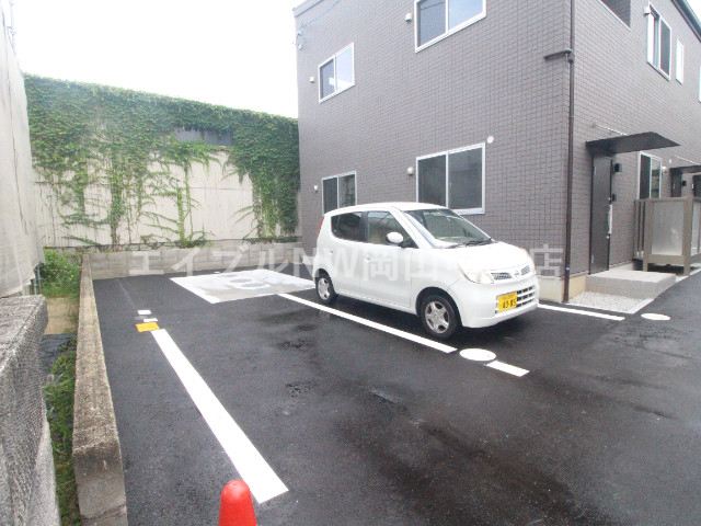 【岡山市北区平野のアパートの駐車場】