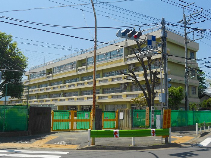 【国分寺市光町のマンションの小学校】