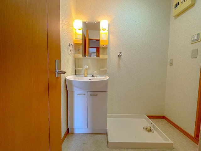 洗面設備　使いやすい独立洗面台です ※間取り反転の場合あり、内装が若干