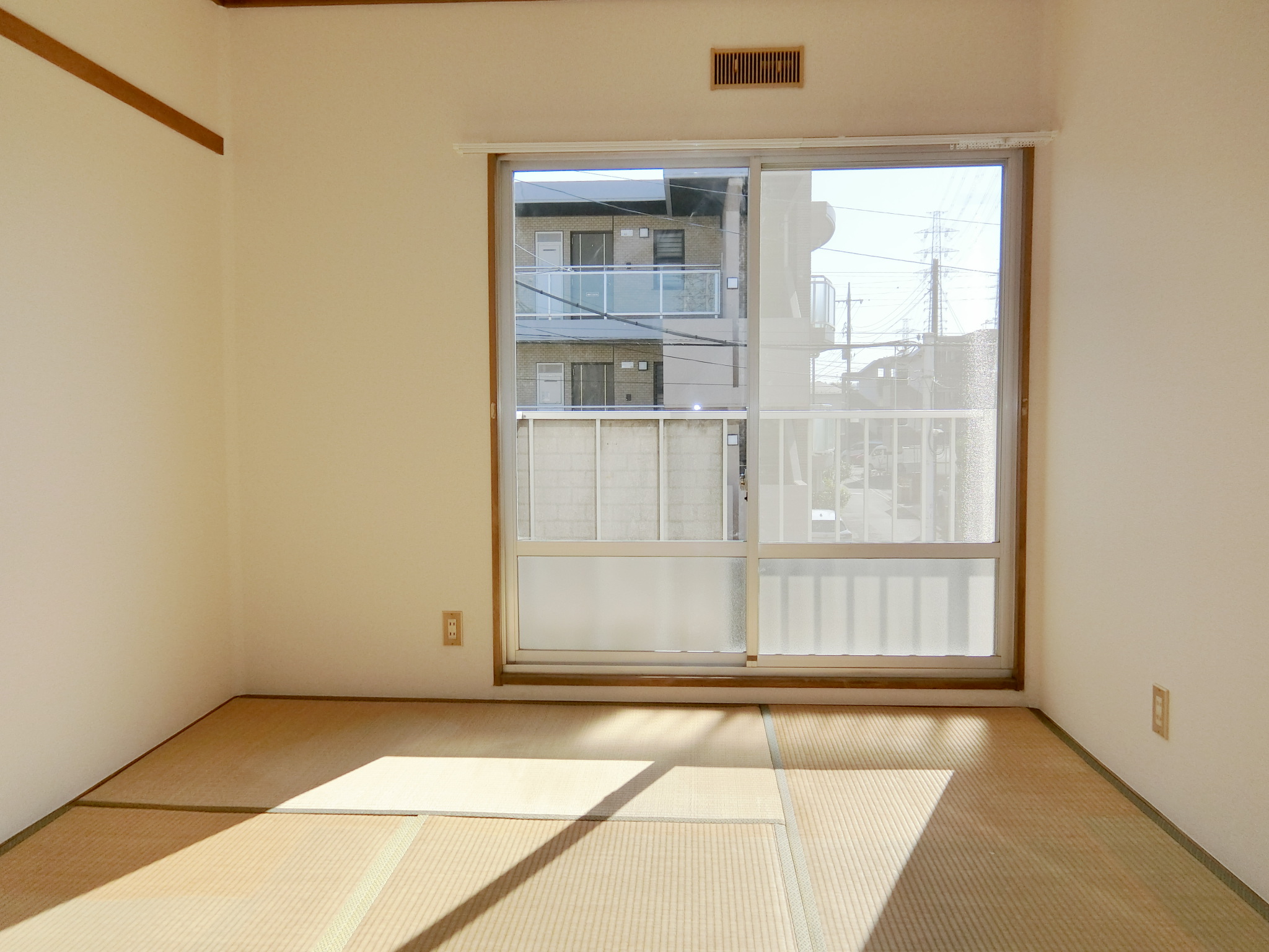 居室・リビング　居室２室南面、前が開けて陽当たり良好！(和室６帖)