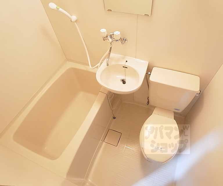 バス・シャワールーム　鏡付きのユニットバスです。