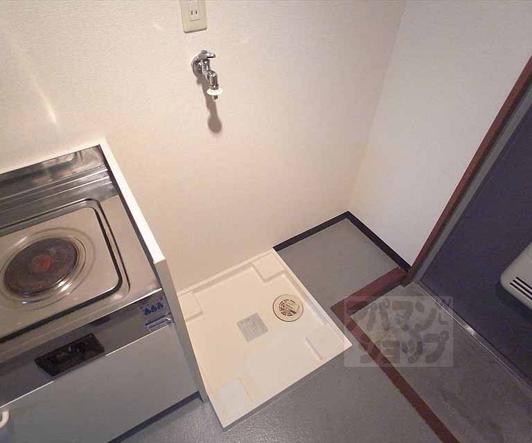 その他設備　玄関の横に洗濯機設置スペースがあります。