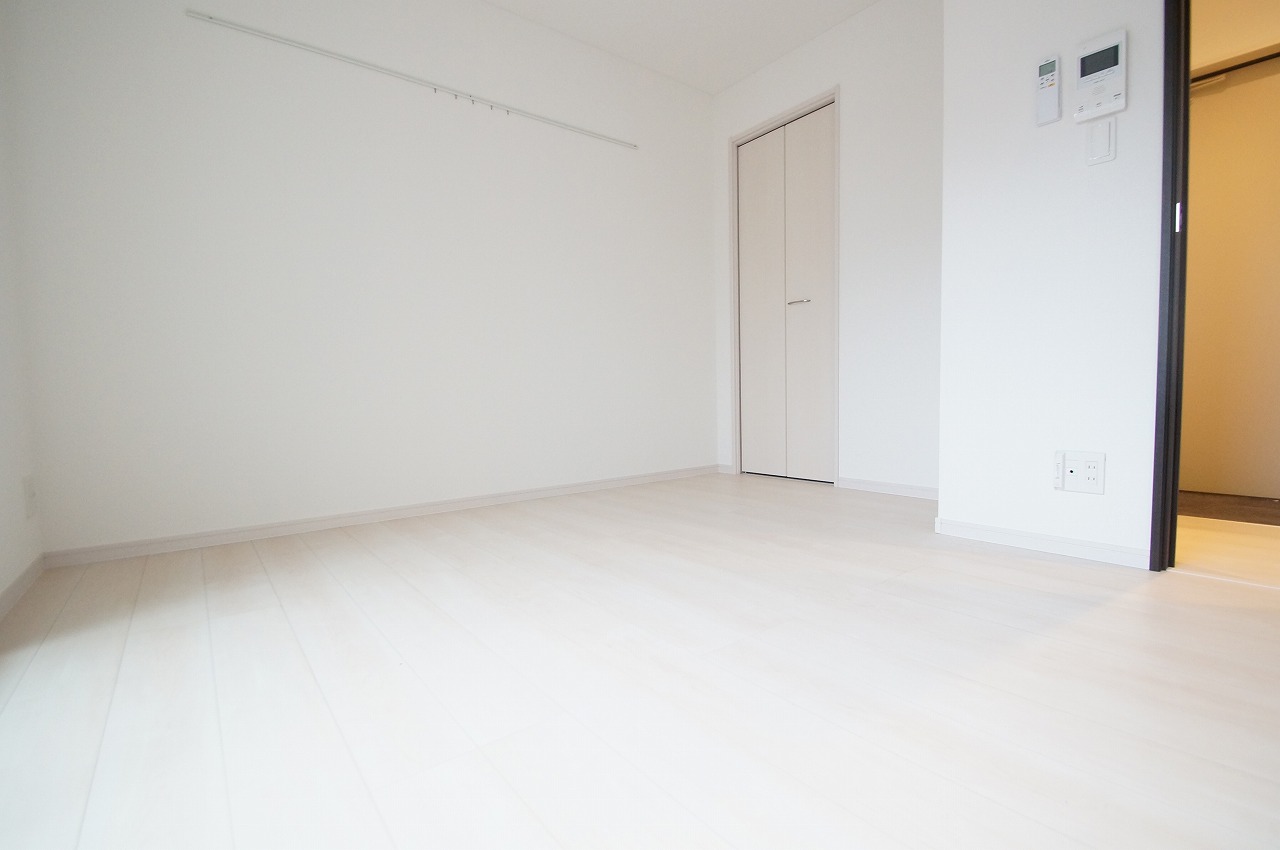 その他部屋・スペース　明るい色の床材を使用したお部屋です