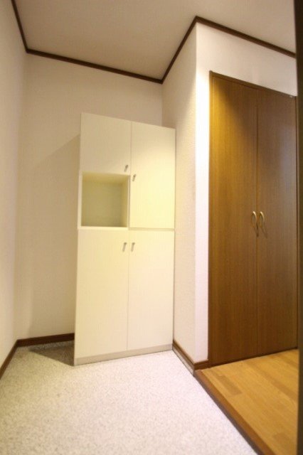 玄関　同物件、別号室のものです。