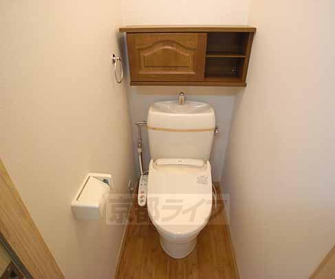 トイレ　可愛い収納が付いてます。