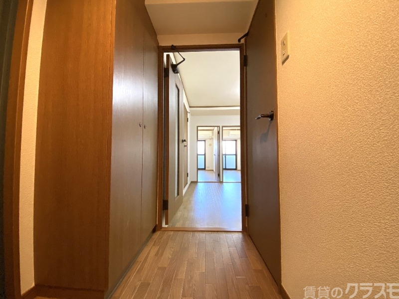 玄関　玄関を一歩入ると・・。