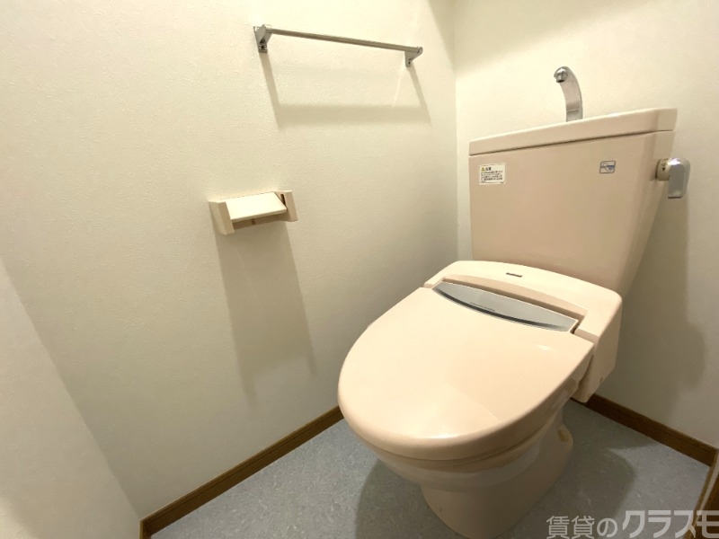 トイレ　おしりに優しい温水洗浄便座付き！