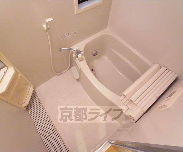 バス・シャワールーム　清潔感のあるお風呂です。