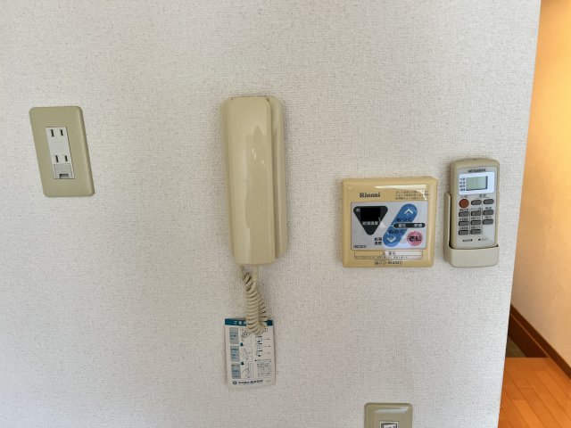 セキュリティ　受話器型インターホンです☆給湯器もございます☆